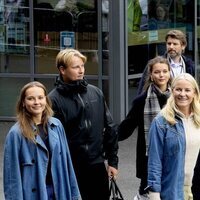 Haakon y Mette-Marit de Noruega, Ingrid Alexandra de Noruega, Sverre Magnus de Noruega y su novia en la boda de Marta Luisa de Noruega y Durek Verrett