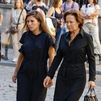 Teresa Urquijo y Beatriz Moreno en el funeral de Juan Gómez-Acebo