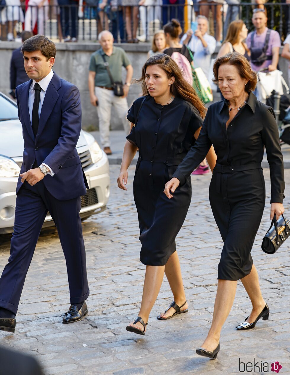 Beatriz Moreno y sus hijos Juan Urquijo y Teresa Urquijo en el funeral de Juan Gómez-Acebo