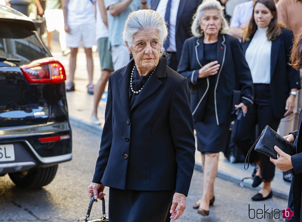 Teresa de Borbón-Dos Sicilias y Beatriz de Orleans en el funeral de Juan Gómez-Acebo