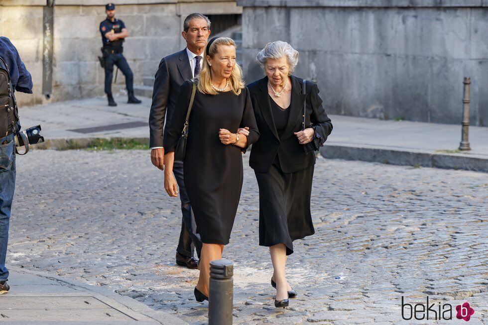 Ana de Orleans, Cristina de Borbón-Dos Sicilias y Pedro López-Quesada en el funeral de Juan Gómez-Acebo