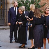 La Reina Sofía y Teresa Véret en el funeral de Juan Gómez-Acebo