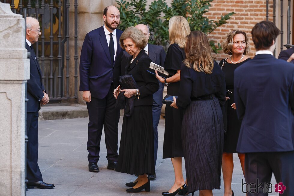 La Reina Sofía y Teresa Véret en el funeral de Juan Gómez-Acebo