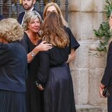 Simoneta Gómez-Acebo y Alexia de Grecia se saludan en el funeral de Juan Gómez-Acebo