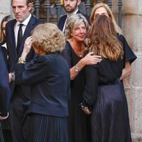 Simoneta Gómez-Acebo y Alexia de Grecia se saludan en el funeral de Juan Gómez-Acebo