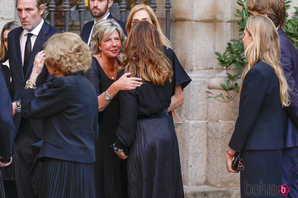 Simoneta Gómez-Acebo y Alexia de Grecia se saludan en el funeral de Juan Gómez-Acebo