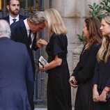 La Infanta Cristina y Beltrán Gómez-Acebo se saludan en el funeral de Juan Gómez-Acebo