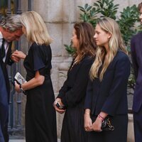 La Infanta Cristina y Beltrán Gómez-Acebo se saludan en el funeral de Juan Gómez-Acebo