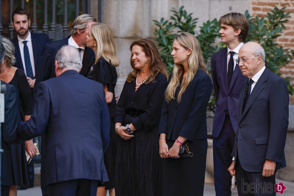 Beltrán Gómez-Acebo y la Infanta Cristina se saludan en el funeral de Juan Gómez-Acebo