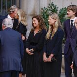 Beltrán Gómez-Acebo y la Infanta Cristina se saludan en el funeral de Juan Gómez-Acebo