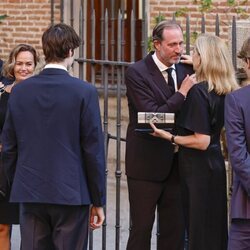 La Infanta Cristina y Bruno Gómez-Acebo se saludan en el funeral de Juan Gómez-Acebo