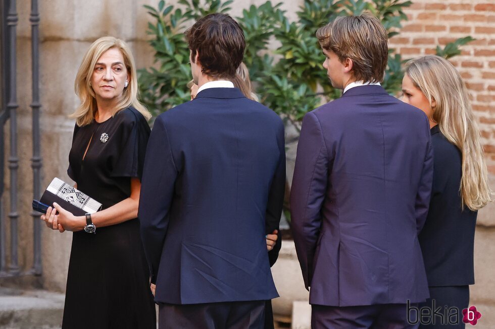 La Infanta Cristina y sus hijos Pablo, Miguel e Irene Urdangarin en el funeral de Juan Gómez-Acebo