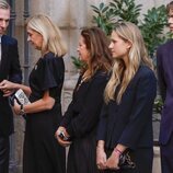 Beltrán Gómez-Acebo, la Infanta Cristina, Alexia de Grecia, Irene Urdangarin y Miguel Urdangarin en el funeral de Juan Gómez-Acebo