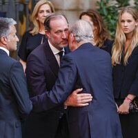 El Rey Juan Carlos y Bruno Gómez-Acebo se saludan en el funeral de Juan Gómez-Acebo