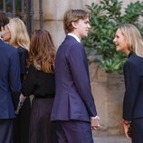 Miguel e Irene Urdangarin bromeando en el funeral de Juan Gómez-Acebo