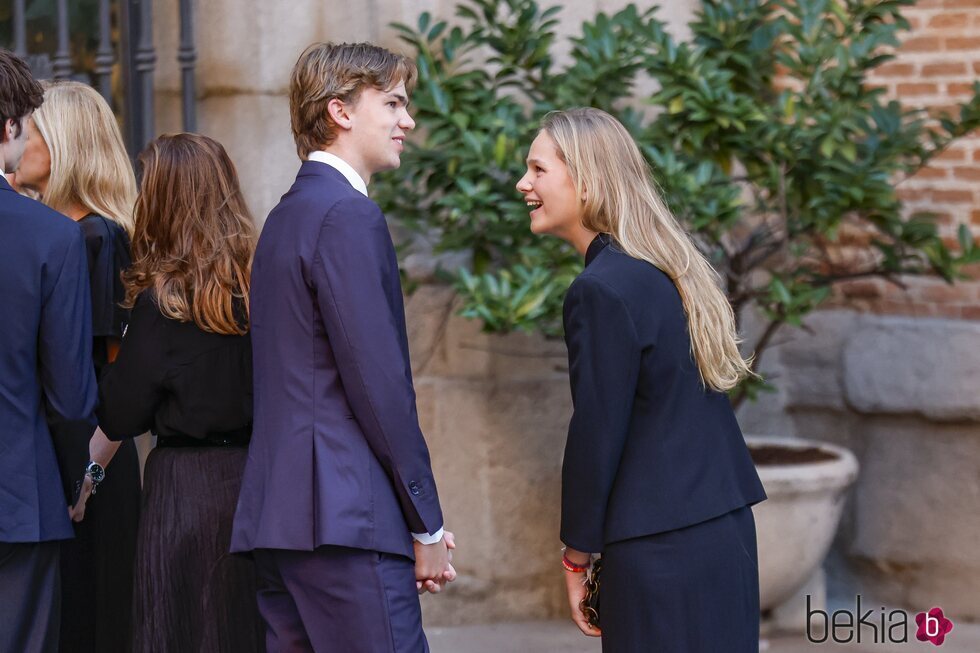 Miguel e Irene Urdangarin bromeando en el funeral de Juan Gómez-Acebo