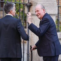 El Rey Juan Carlos saludando en el funeral de Juan Gómez-Acebo