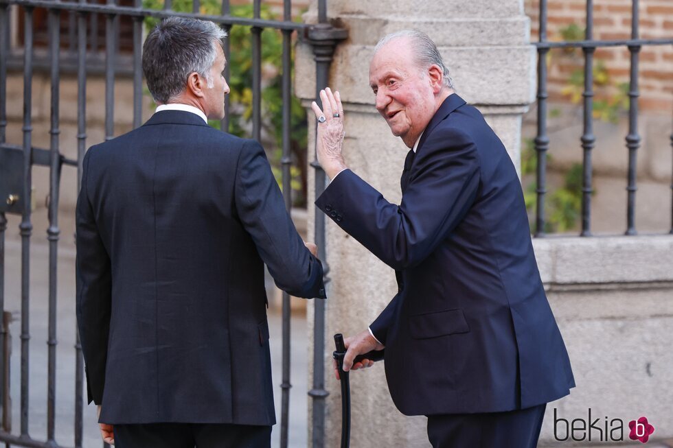 El Rey Juan Carlos saludando en el funeral de Juan Gómez-Acebo