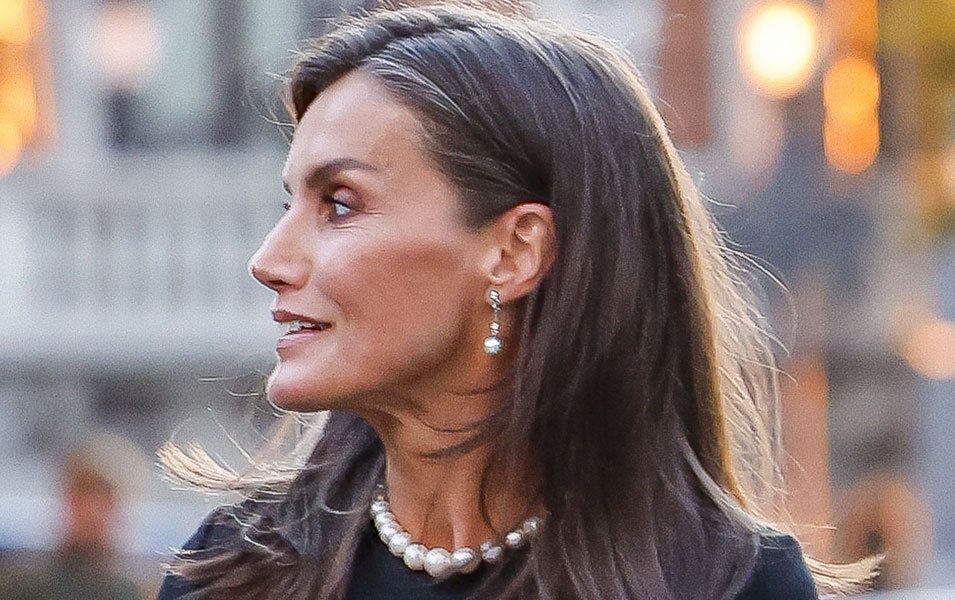 La Reina Letizia con el collar de perlas de Isabel II en el funeral de Juan Gómez-Acebo