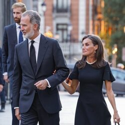 Los Reyes Felipe y Letizia cogidos del brazo en el funeral de Juan Gómez-Acebo