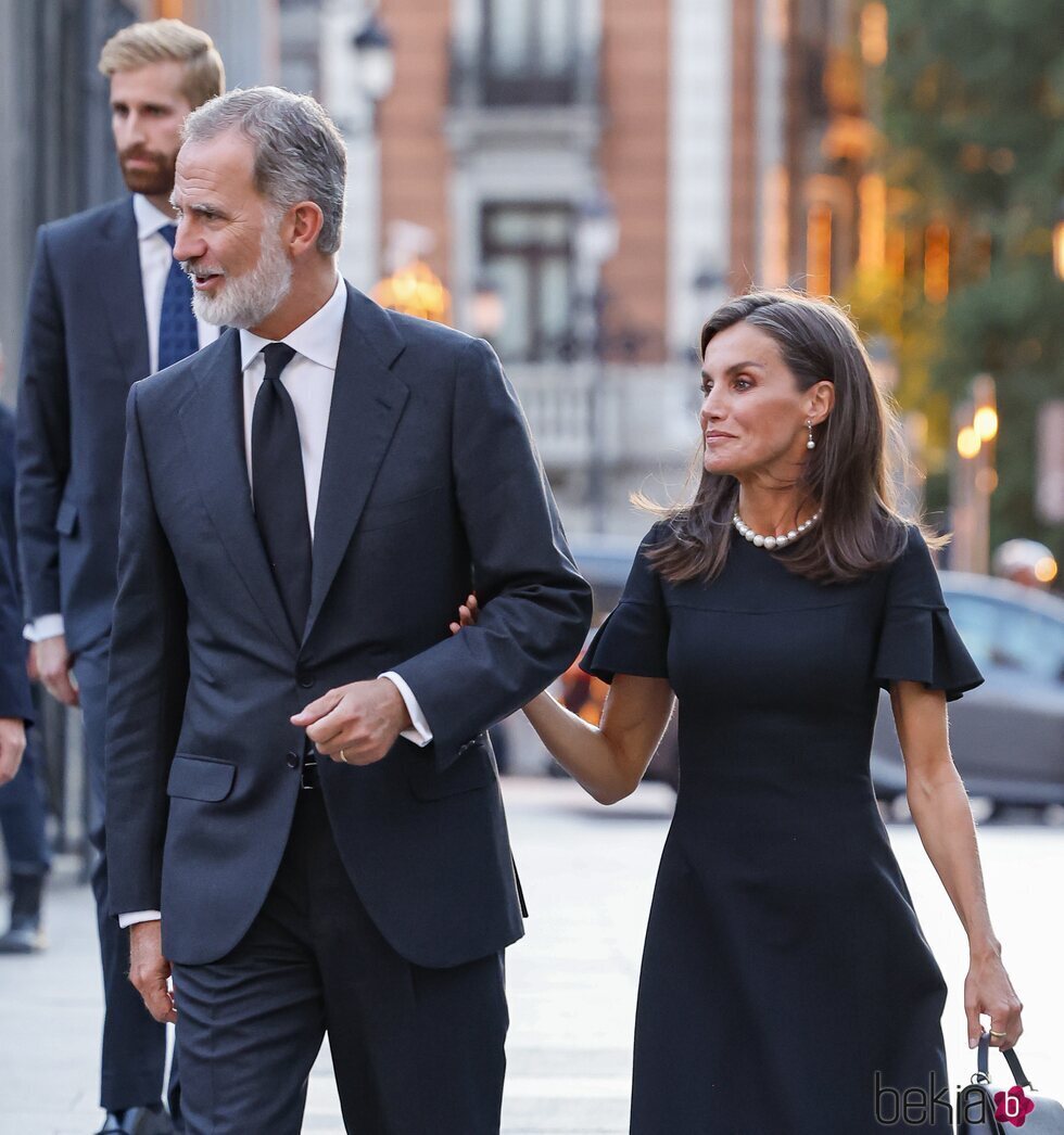 Los Reyes Felipe y Letizia cogidos del brazo en el funeral de Juan Gómez-Acebo