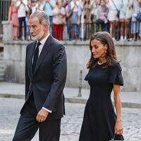 Los Reyes Felipe y Letizia en el funeral de Juan Gómez-Acebo