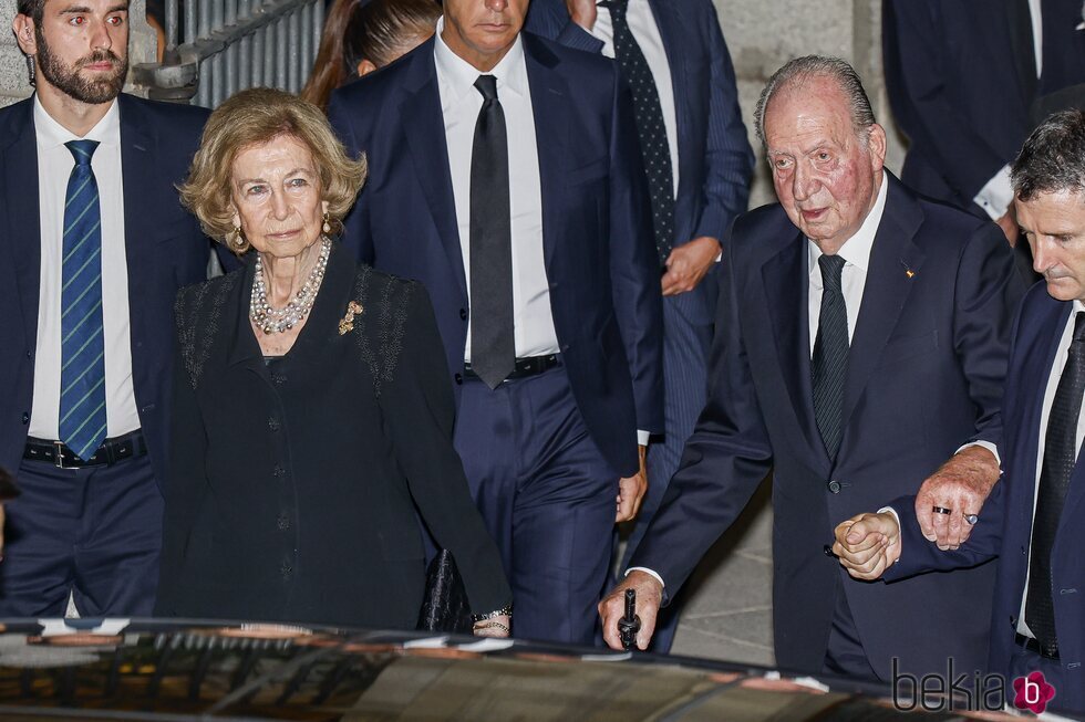 Los Reyes Juan Carlos y Sofía en el funeral de Juan Gómez-Acebo