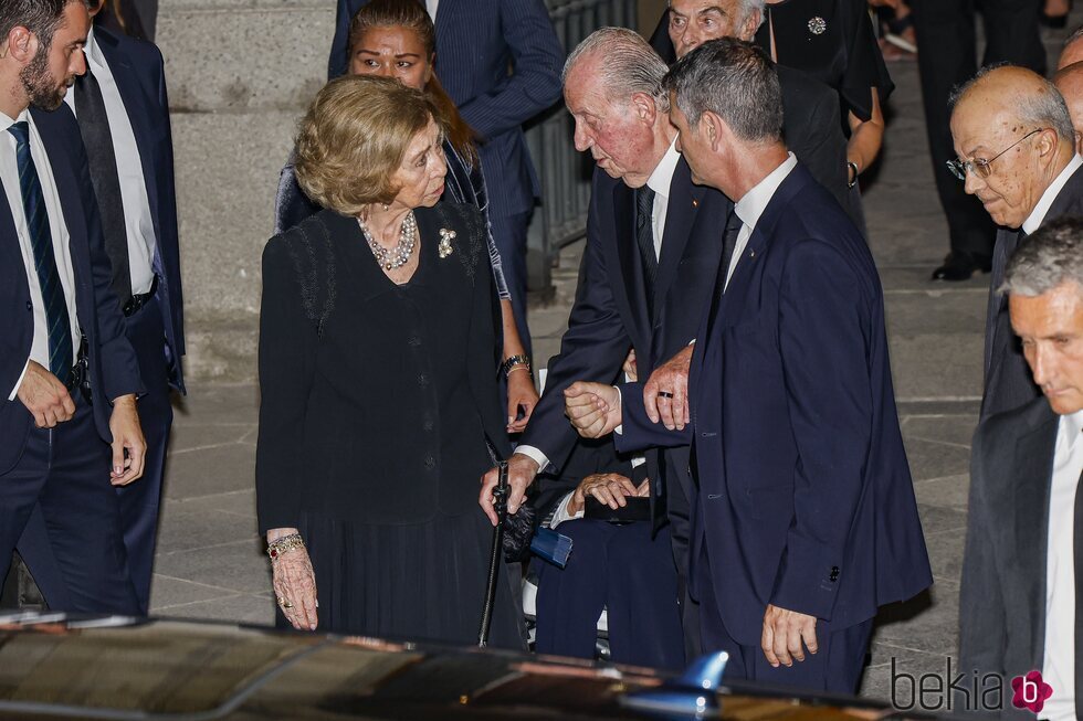 Los Reyes Juan Carlos y Sofía hablando en el funeral de Juan Gómez-Acebo