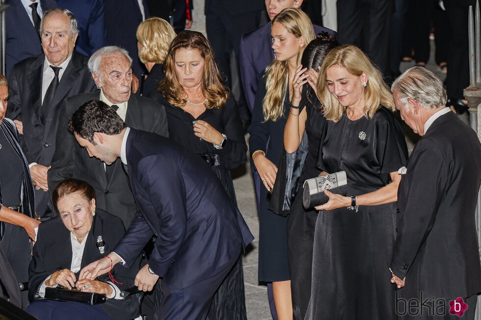 Froilán, muy cariñoso con la Infanta Margarita en el funeral de Juan Gómez-Acebo