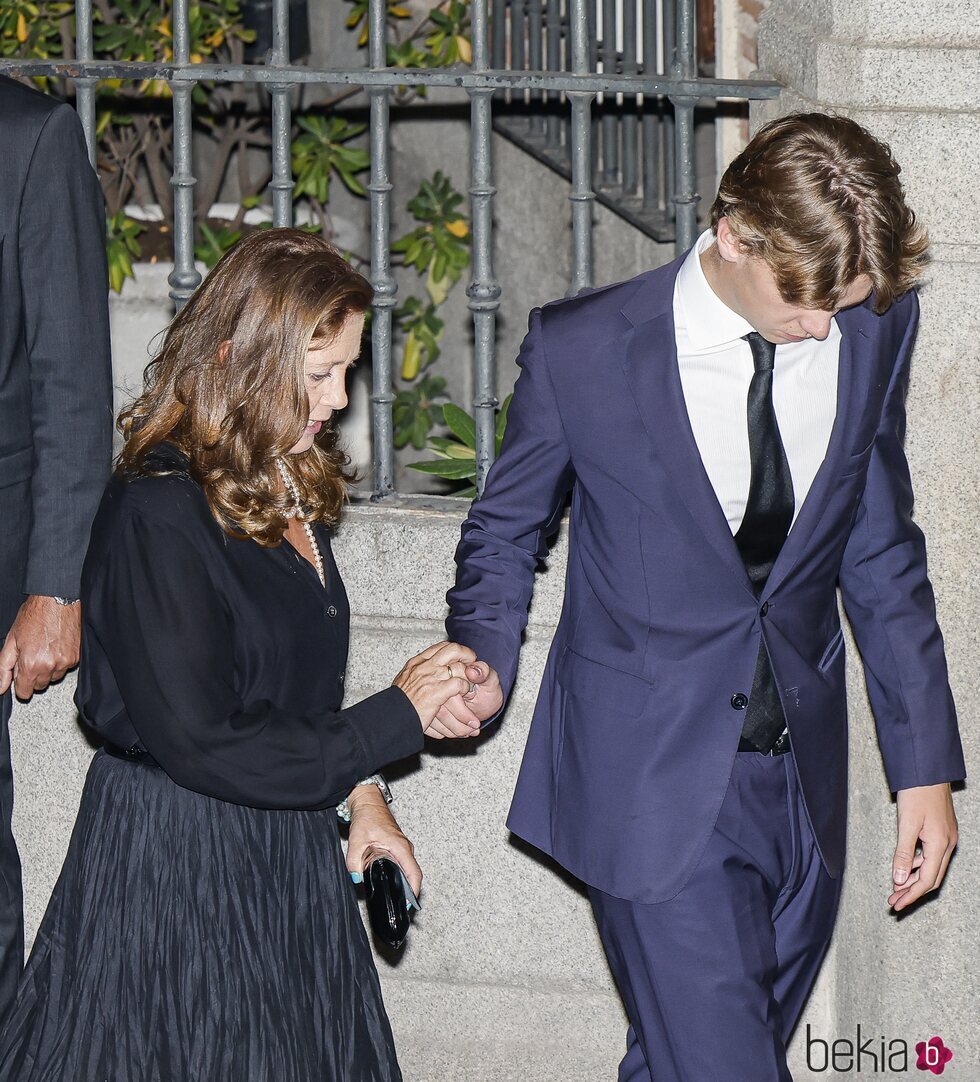 Alexia de Grecia y Miguel Urdangarin, cogidos de la mano en el funeral de Juan Gómez-Acebo