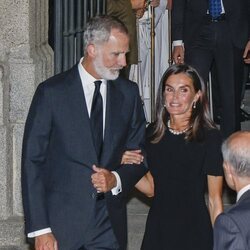 Los Reyes Felipe y Letizia a la salida del funeral de Juan Gómez-Acebo