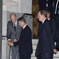 El Rey Juan Carlos y Bruno Gómez-Acebo en el funeral de Alejandro Fernández de Araoz