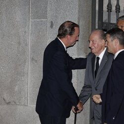 Bruno Gómez-Acebo, muy atento con el Rey Juan Carlos en el funeral de Alejandro Fernández de Araoz