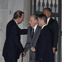 Bruno Gómez-Acebo, muy atento con el Rey Juan Carlos en el funeral de Alejandro Fernández de Araoz