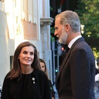 La Reina Letizia sonríe al Rey Felipe VI en la misa funeral de Alejandro Fernández de Araoz