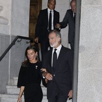 Los Reyes Felipe y Letizia y el Rey Juan Carlos en la misa funeral de Alejandro Fernández de Araoz