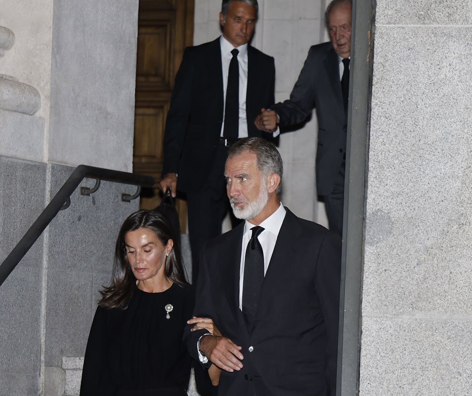 Los Reyes Felipe y Letizia y el Rey Juan Carlos en la misa funeral de Alejandro Fernández de Araoz