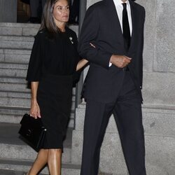 Los Reyes Felipe y Letizia, cogidos del brazo en la misa funeral de Alejandro Fernández de Araoz