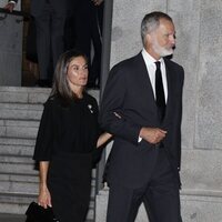 Los Reyes Felipe y Letizia, cogidos del brazo en la misa funeral de Alejandro Fernández de Araoz