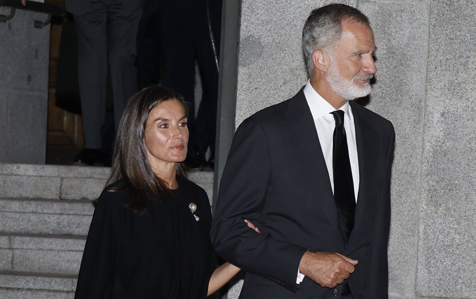 Los Reyes Felipe y Letizia, cogidos del brazo en la misa funeral de Alejandro Fernández de Araoz