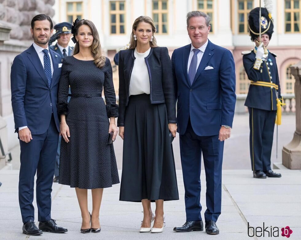 Carlos Felipe y Sofia de Suecia y Magdalena de Suecia y Chris O'Neill en la Apertura del Parlamento Sueco 2024