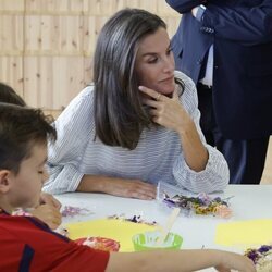 La Reina Letizia y un niño mirándose en la apertura del curso escolar 2024/2025 en Azuqueca de Henares