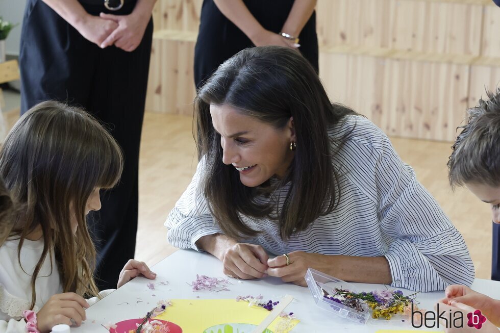 La Reina Letizia sonríe a una niña en la apertura del curso escolar 2024/2025 en Azuqueca de Henares