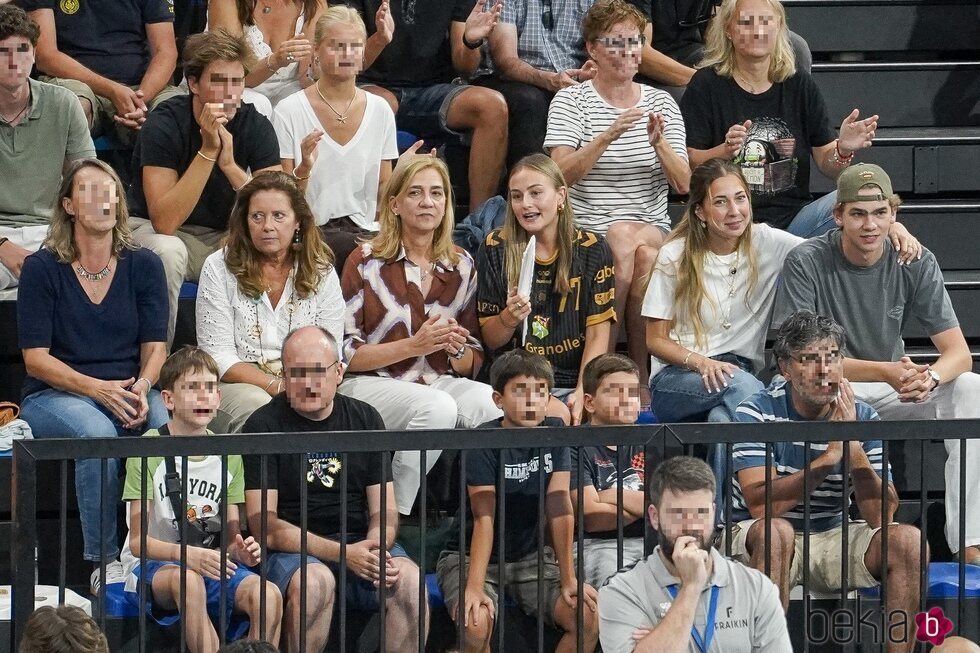 Alexia de Grecia, la Infanta Cristina, Johanna Zott, Miguel Urdangarin y Olympia Beracasa en un partido de balonmano