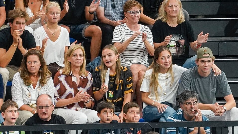 Alexia de Grecia, la Infanta Cristina, Johanna Zott, Miguel Urdangarin y Olympia Beracasa en un partido de balonmano