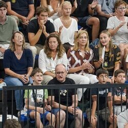 Alexia de Grecia, la Infanta Cristina, Johanna Zott, Miguel Urdangarin y Olympia Beracasa en un partido de balonmano