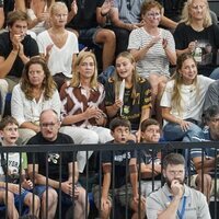 Alexia de Grecia, la Infanta Cristina, Johanna Zott, Miguel Urdangarin y Olympia Beracasa en un partido de balonmano