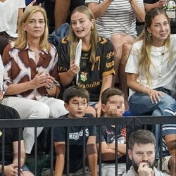 La Infanta Cristina, Johanna Zott, Miguel Urdangarin y Olympia Beracasa en un partido de balonmano disputado por Pablo Urdangarin