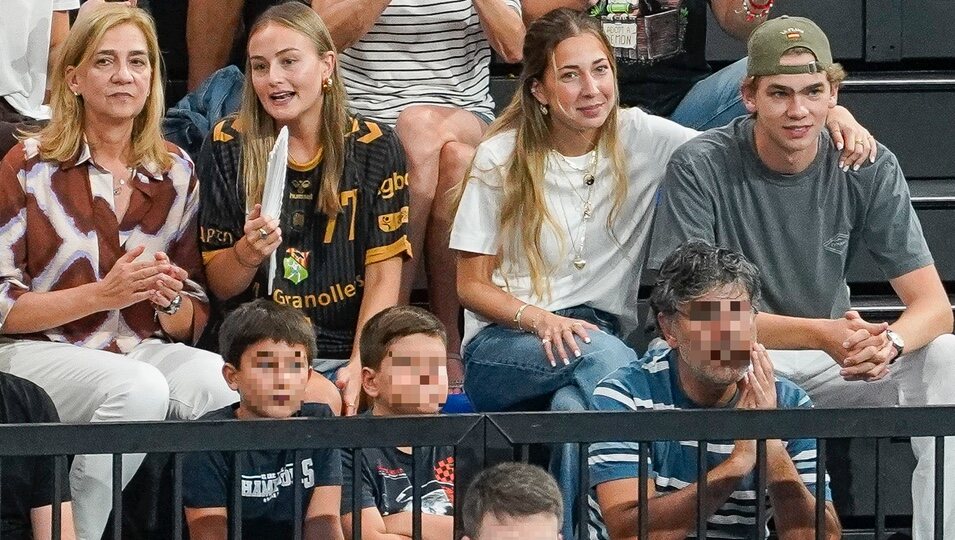 La Infanta Cristina, Johanna Zott, Miguel Urdangarin y Olympia Beracasa en un partido de balonmano disputado por Pablo Urdangarin