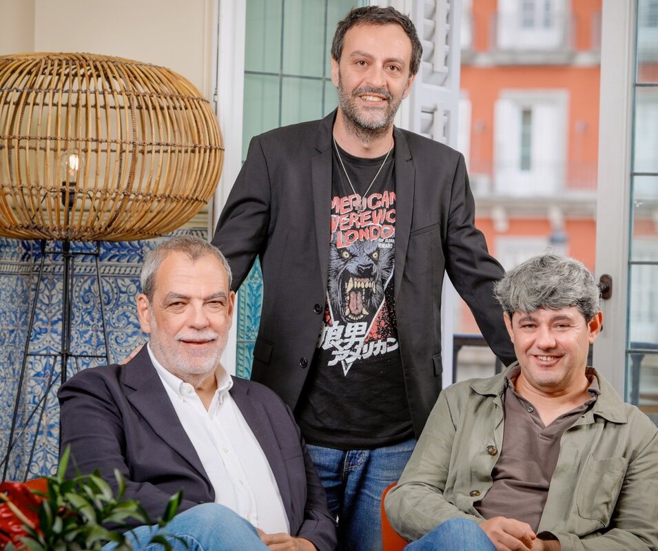 Jorge Díaz, Agustín Martínez y Antonio Mercero en la presentación de su novela 'El Clan'